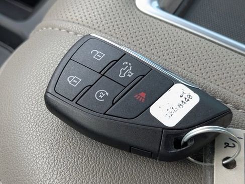 Used 2022 GMC Sierra 1500 SLT AWD/4WD image 32
