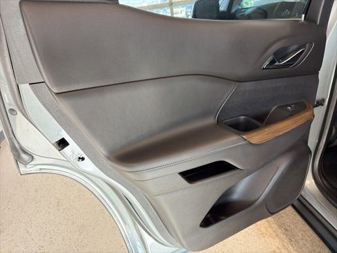 Used 2023 GMC Acadia SLE w/ Driver Convenience Package image 40