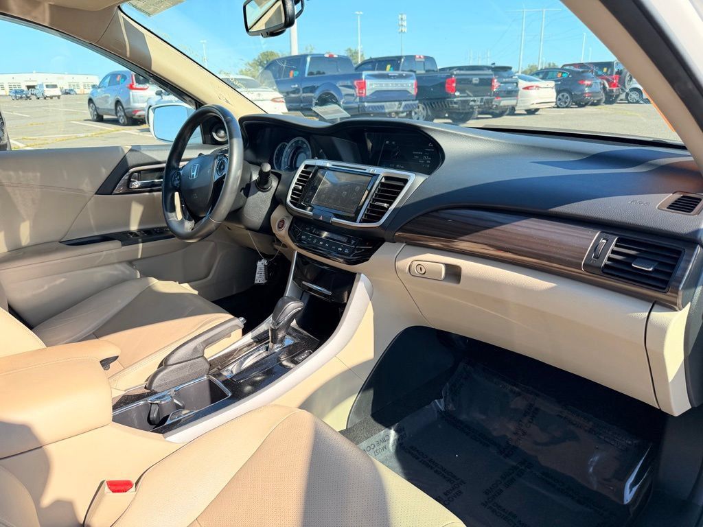 Used 2017 Honda Accord EX-L image 10