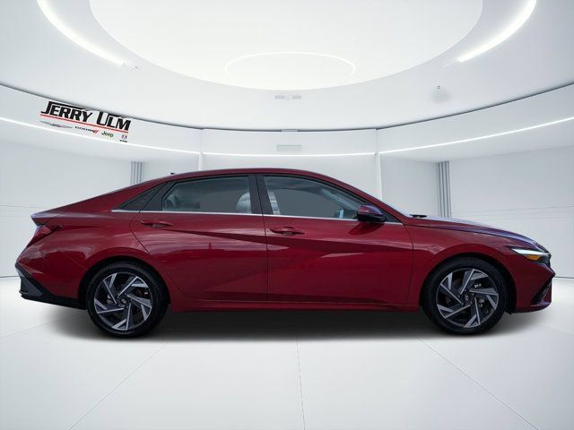 Used 2025 Hyundai Elantra Limited FWD image 2