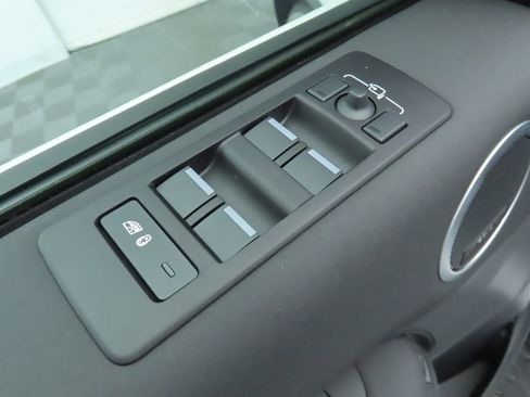 Used 2025 Land Rover Discovery S image 24