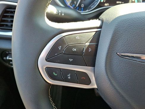 Used 2025 Chrysler Pacifica Select image 23