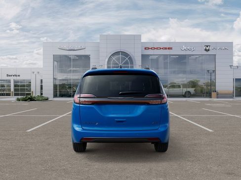 New 2026 Chrysler Pacifica Select image 8