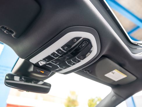 Certified 2025 Porsche Macan AWD/4WD image 29