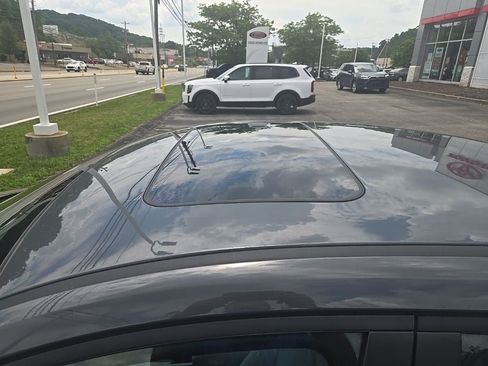 Used 2024 Hyundai Elantra Limited FWD image 2