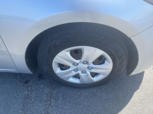 Used 2017 Kia Forte LX image 14