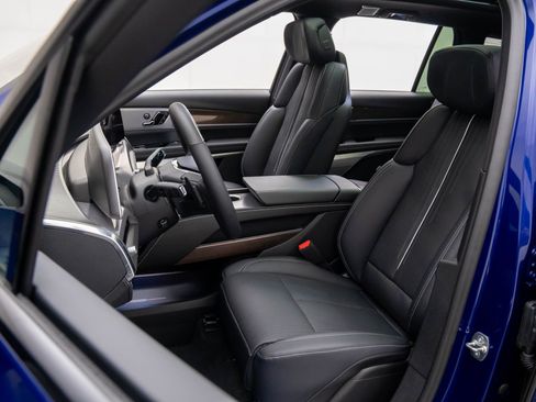 New 2026 Cadillac Vistiq Sport w/ LPO, Floor Liner Package image 17