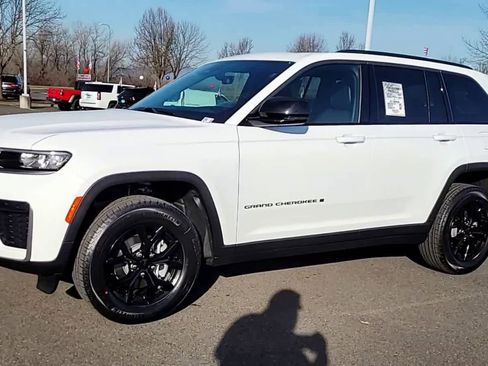 New 2026 Jeep Grand Cherokee Altitude image 4