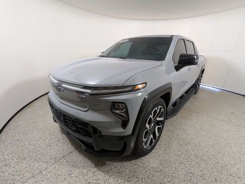 Used 2025 Chevrolet Silverado EV RST AWD/4WD image 4