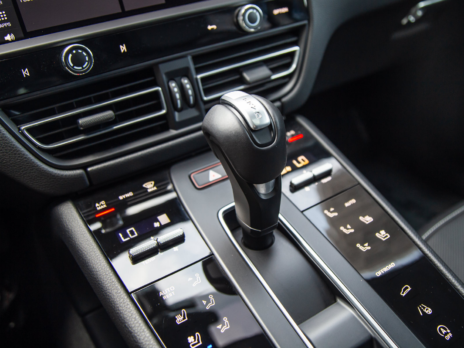 Certified 2024 Porsche Macan S AWD/4WD image 21