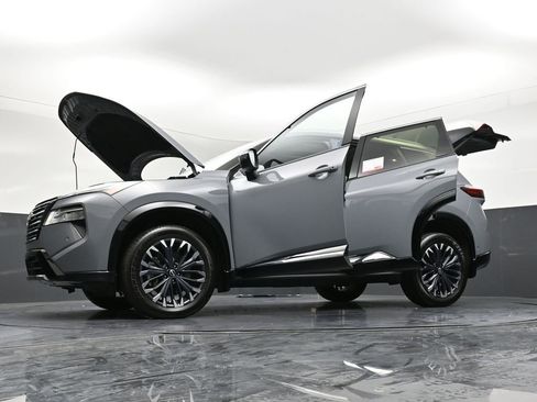 Certified 2025 Nissan Rogue Platinum w/ Tech Package image 40