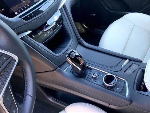 Used 2025 Cadillac XT5 Sportv image 16