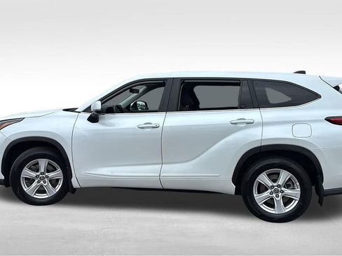 Used 2023 Toyota Highlander L image 4