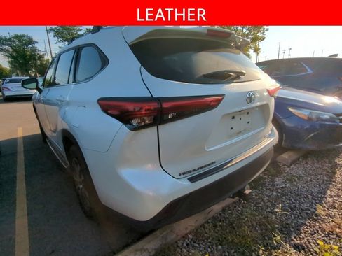 Used 2021 Toyota Highlander XLE AWD/4WD image 4