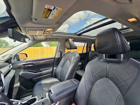 Used 2023 Toyota Highlander Platinum AWD/4WD image 17