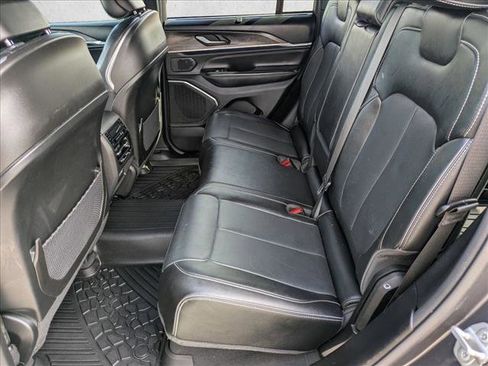 Used 2023 Jeep Grand Cherokee Overland w/ Luxury Tech Group IV AWD/4WD image 18