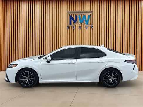 Used 2021 Toyota Camry SE w/ Cold Weather Package AWD/4WD image 29