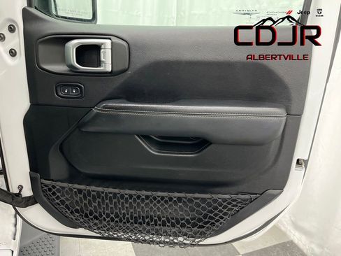 Used 2020 Jeep Wrangler Unlimited Sahara image 24