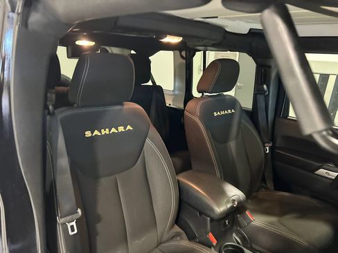 Used 2015 Jeep Wrangler Unlimited Sahara w/ Connectivity Group AWD/4WD image 32