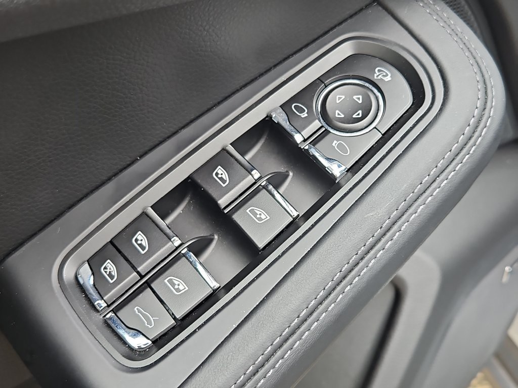 Certified 2026 Porsche Macan Turbo AWD/4WD image 33