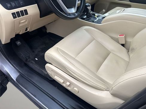 Used 2019 Toyota Highlander XLE image 28