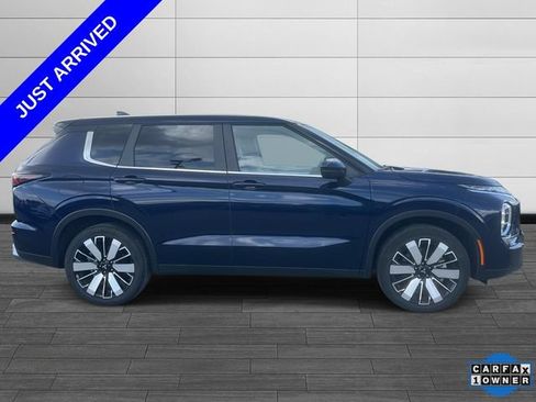 Used 2025 Mitsubishi Outlander SE FWD image 2