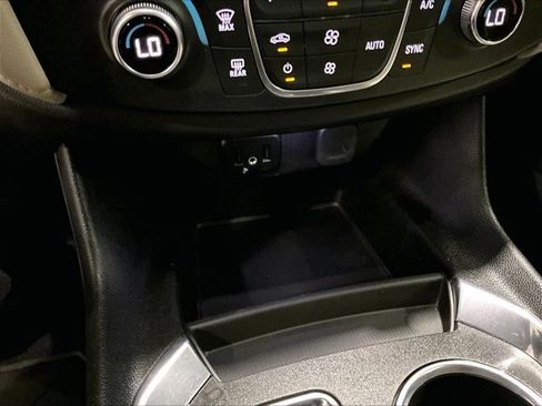 Used 2022 Chevrolet Traverse LS FWD image 26
