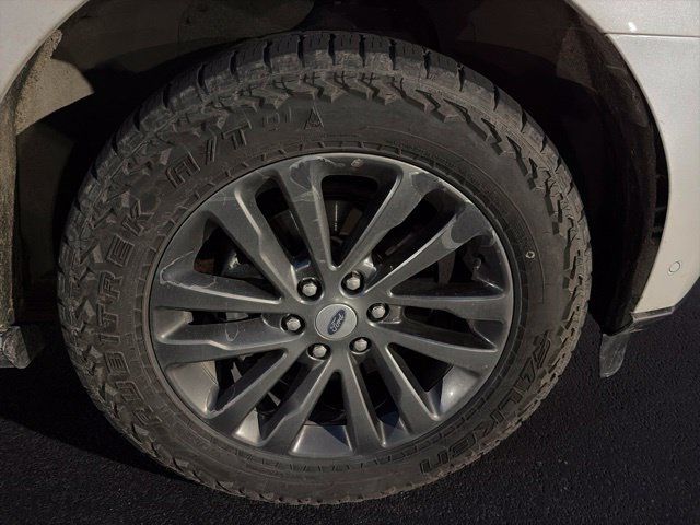 Used 2019 Ford Expedition Limited w/ Equipment Group 301A AWD/4WD image 2