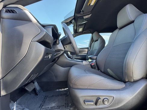 Used 2023 Toyota RAV4 SE image 18