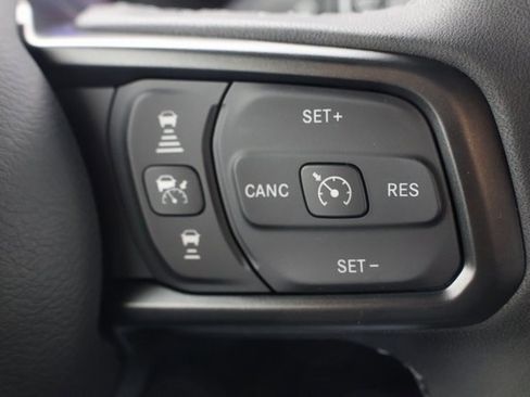 Used 2025 Jeep Wrangler Willys image 12