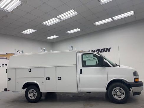 New 2026 Chevrolet Express 3500 w/ Power Convenience Package RWD image 4