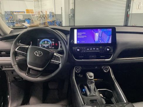 Used 2024 Toyota Grand Highlander XLE AWD/4WD image 12