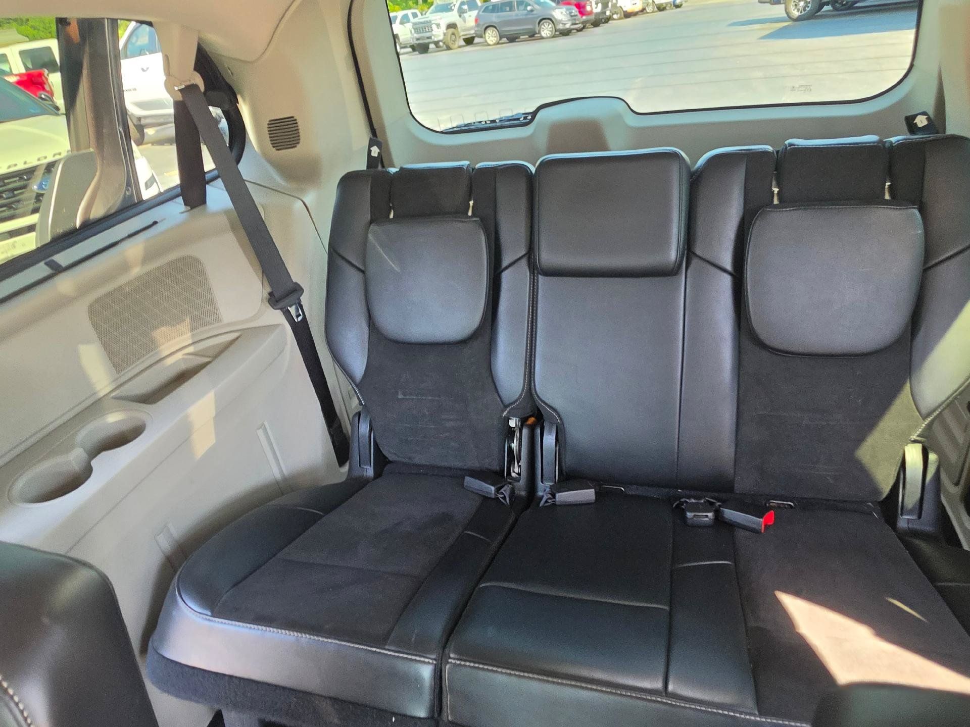 Used 2014 Chrysler Town & Country Touring-L FWD image 10