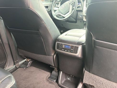 Used 2017 Toyota Highlander XLE FWD image 13