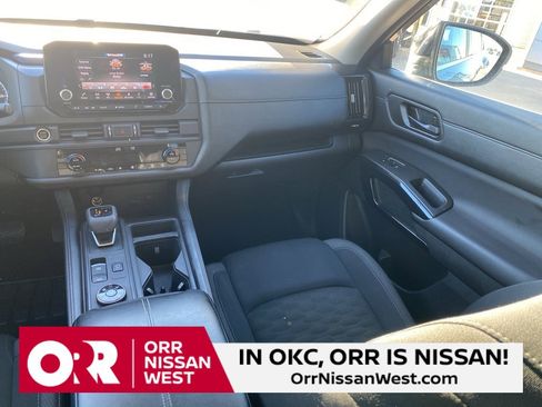 Used 2024 Nissan Pathfinder S image 20