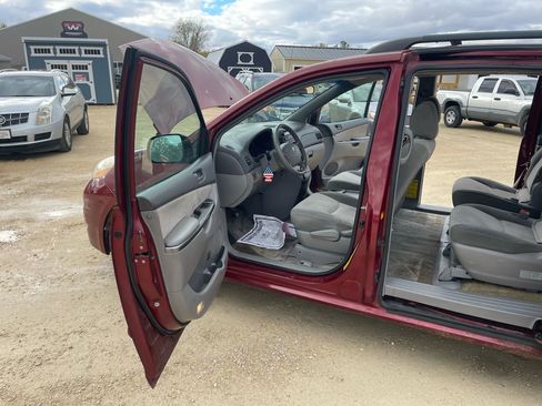 Used 2007 Toyota Sienna LE image 9