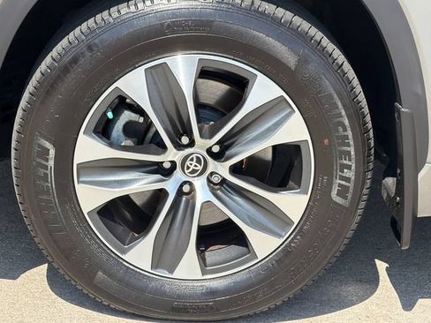 Used 2025 Toyota Highlander XLE AWD/4WD image 11