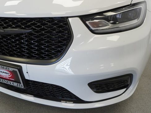 Used 2024 Chrysler Pacifica Select image 9