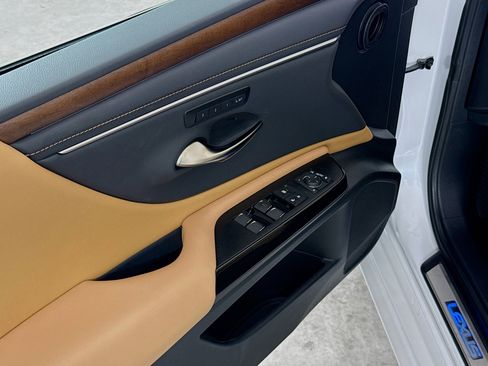 Used 2025 Lexus ES 300h w/ Premium Package FWD image 19