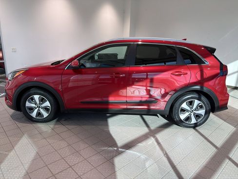 Used 2020 Kia Niro LX image 2