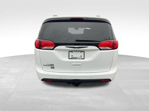 Used 2019 Chrysler Pacifica Touring-L image 6