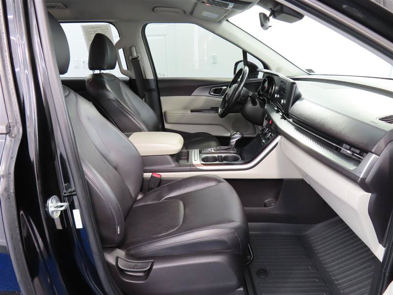 Used 2023 Kia Carnival LX FWD image 35