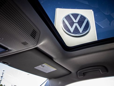 New 2026 Volkswagen Atlas Peak Edition image 2