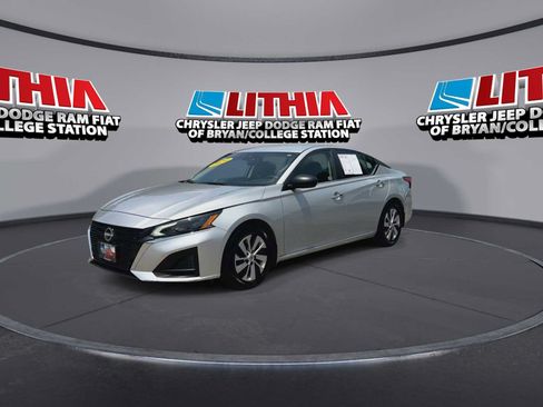 Used 2024 Nissan Altima 2.5 S FWD image 4