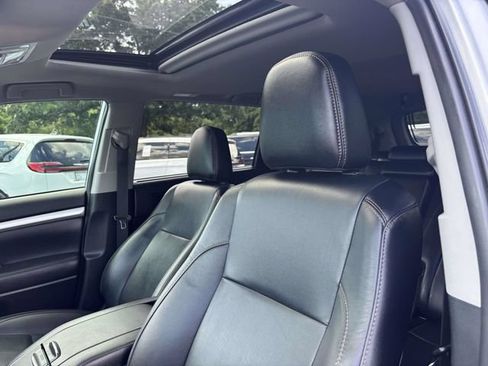 Used 2019 Toyota Highlander XLE FWD image 6