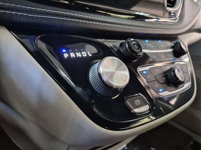 Used 2022 Chrysler Pacifica Touring-L w/ Uconnect Theater Family Group FWD image 18