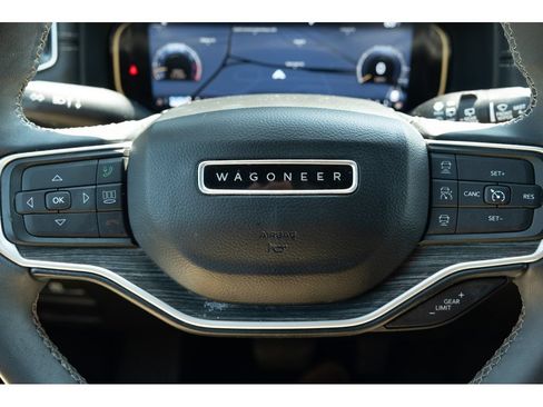 Used 2022 Jeep Wagoneer Series III w/ Premium Group I AWD/4WD image 18