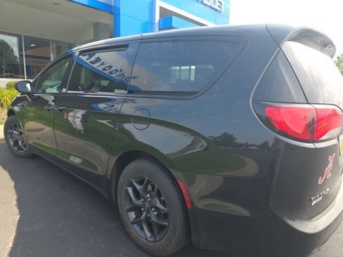 Used 2018 Chrysler Pacifica Touring Plus w/ S Appearance Package FWD image 5