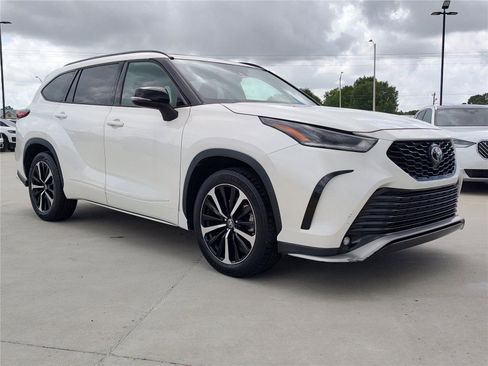Used 2021 Toyota Highlander XSE FWD image 11