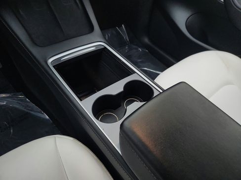 Used 2022 Tesla Model Y Long Range image 16